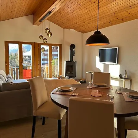 Daire De Charme En Attique Dans Un Petit