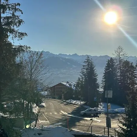 Daire De Charme En Attique Dans Un Petit *